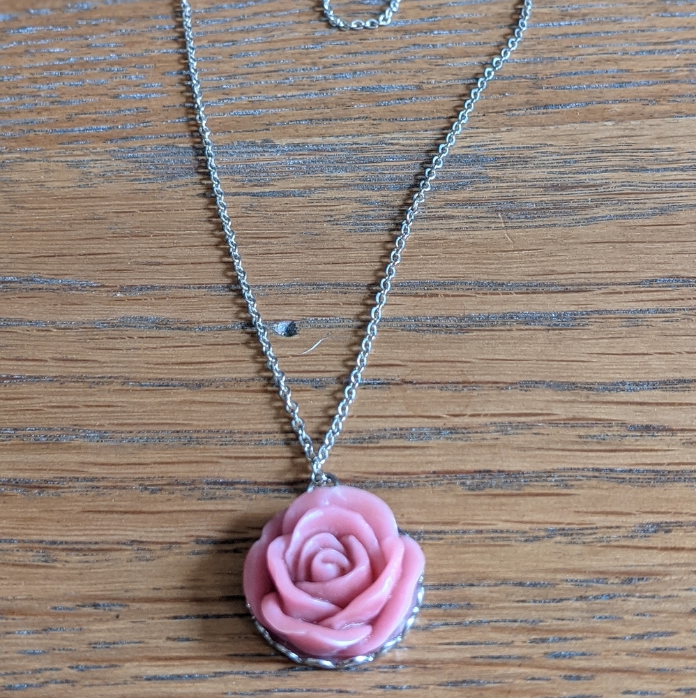 Rose pendant necklace